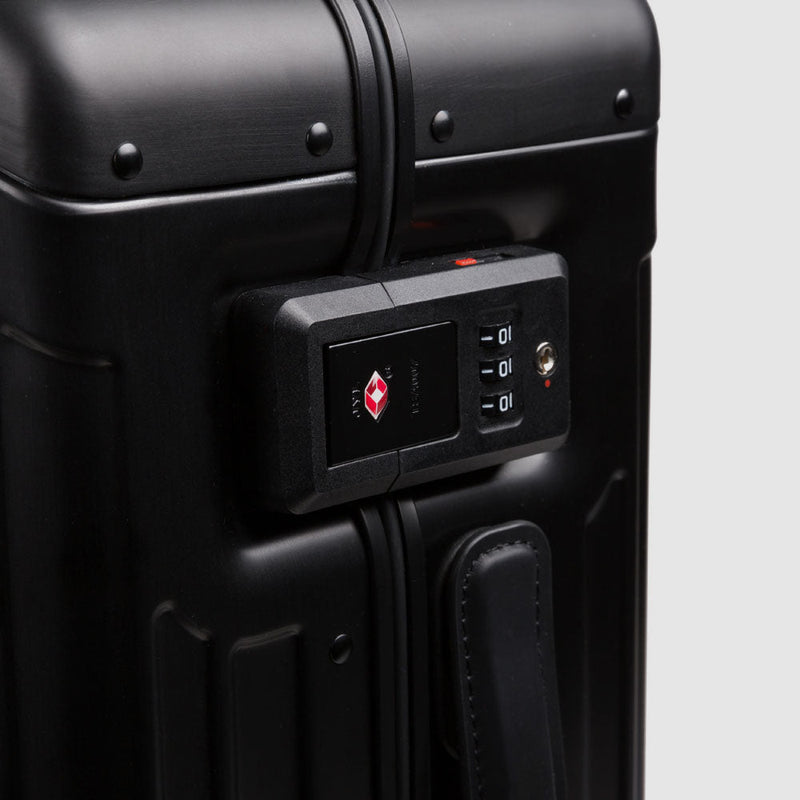 Ultra slim, hardside spinner with shirt sleeve