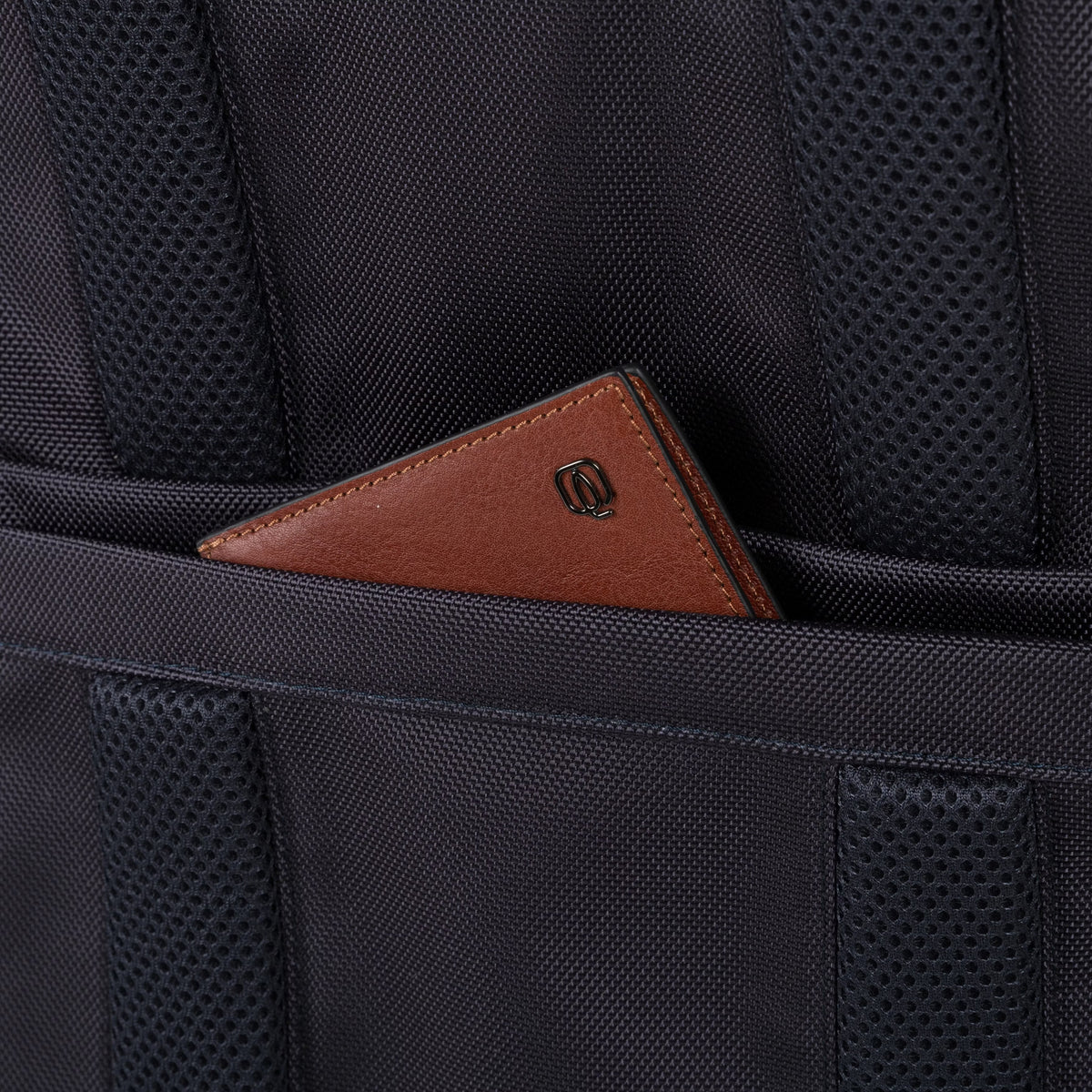 10.5"/9.7" laptop and iPad® fast-check rucksack