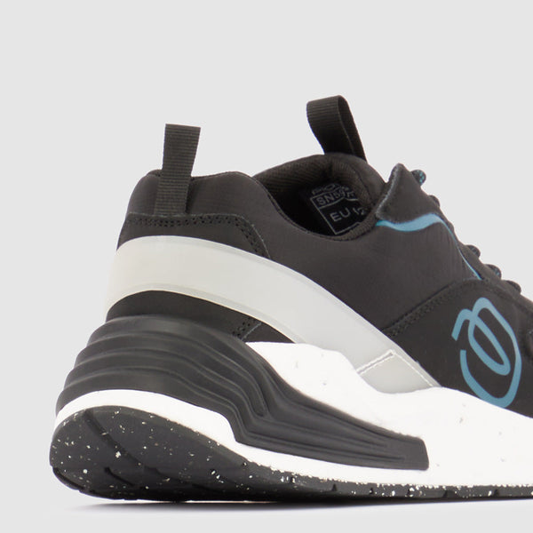 Sneakers in recycled materials